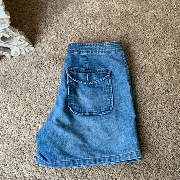 Of navy Jean shorts - Picture 2 of 3